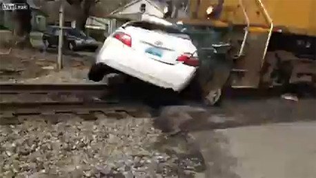 El espeluznante momento en el que dos personas mueren arrolladas por un tren en EE.UU. 