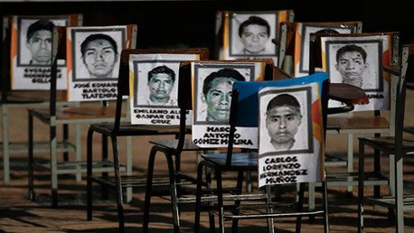 Padres de los 43 alumnos mexicanos desaparecidos protestan en EE.UU. y quieren dirigirse a la ONU
