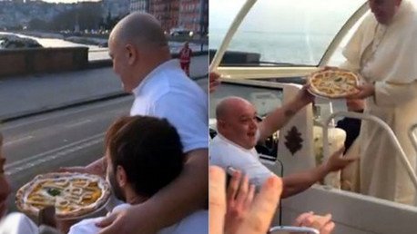 Delivery al papamóvil: El papa Francisco no se resistió a la 'tentación' de una pizza