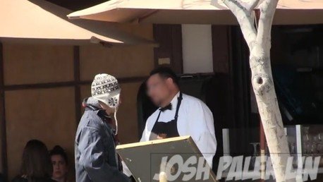 Mendigo contra rico: se viste de sintecho para poner en evidencia a los restaurantes discriminadores