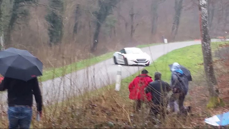 Un accidente en un rally en Francia casi acaba en tragedia