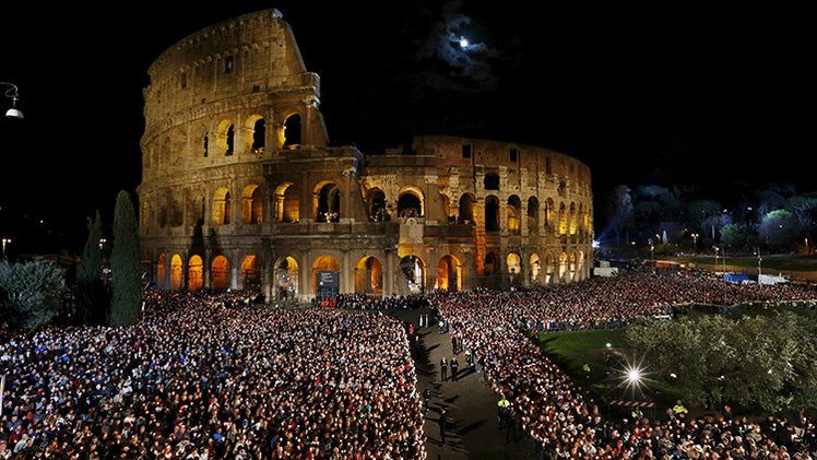 Video: El papa Francisco encabeza la celebración del Viernes Santo en el Coliseo de Roma