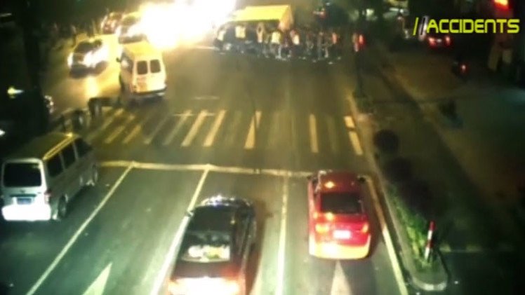 ¡Increíble!: Transeúntes levantan un camión para rescatar a un motorista aplastado