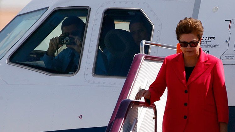 Rousseff restringirá los vuelos de funcionarios en aviones de la fuerza aérea