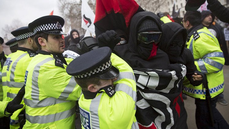 La primera marcha de Pegida en Londres deriva en enfrentamientos callejeros
