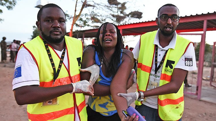 Keniana sobrevive el atentado untándose con sangre de compañeros 