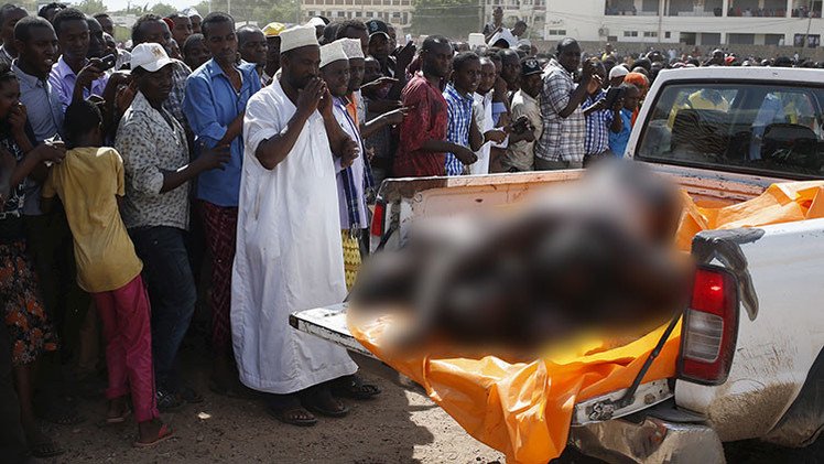 FOTOS: Kenia exhibe los cadáveres desnudos de los sospechosos del atentado de Garissa