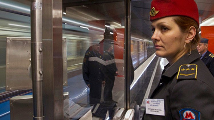 'Hazaña de pasajeros': salvan a una anciana empujando un vagón del metro de Moscú (Foto)