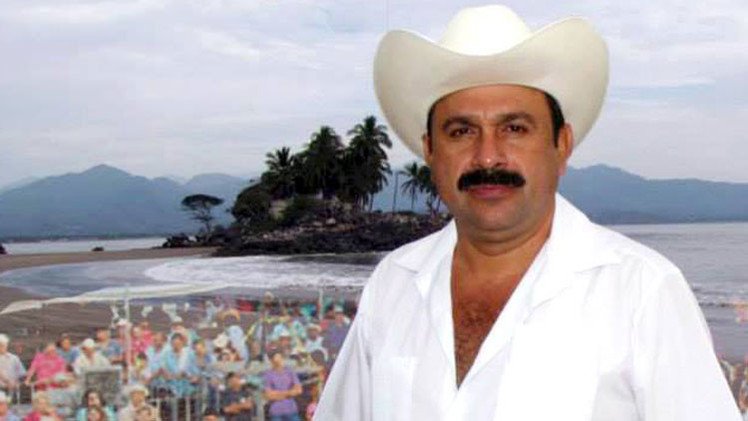 Video: Alcalde mexicano que "robó poquito", regala autos y dinero