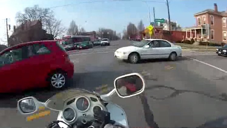 Un accidente entre un motociclista y un auto grabado en primera persona