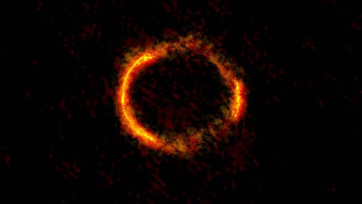 Fotos: Captan un anillo de Einstein casi completo al alinearse dos galaxias