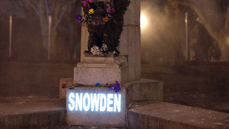 Un holograma reemplaza la estatua de Snowden en un parque de Brooklyn