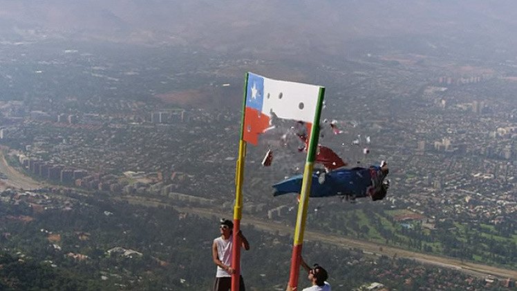 Impresionante video: un chileno 'rompe' la bandera de Chile durante un salto de 'wingsuit'