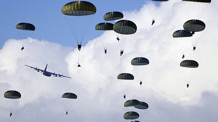 Paracaidistas de EE.UU. se entrenan a 85 kilómetros de la frontera rusa