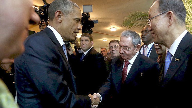 Imagen histórica: Apretón de manos entre Raúl Castro y Barack Obama