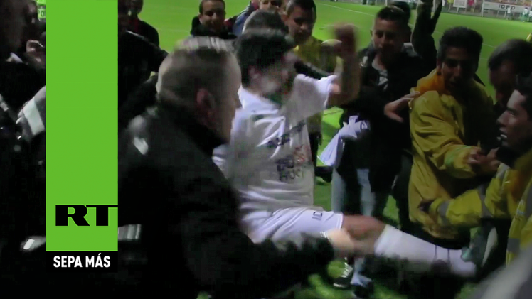 Maradona patea a un guardia tras el partido 'Un gol por la paz' 