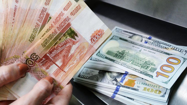 Medios estadounidenses: "El rublo muestra el crecimiento más alto frente al dólar"
