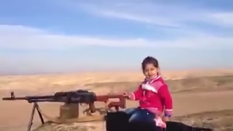 "¡A matar!": Una niña kurda de 7 años ataca posiciones del EI con una enorme ametralladora