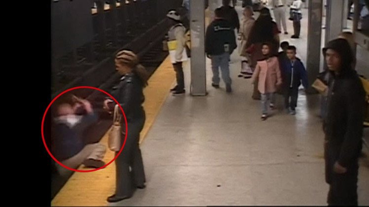 'Heroísmo en el metro de Filadelfia': Joven se lanza a las vías y salva a un despistado (Video)