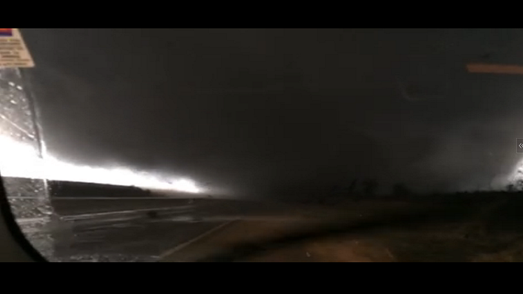 Un hombre filma un tornado que pasa muy cerca de su vehículo