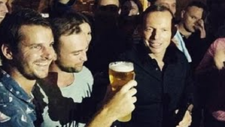 El profesionalismo del primer ministro australiano en tomar cerveza perpleja la Red