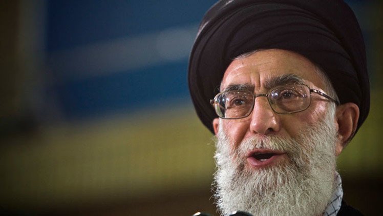 El ayatolá Jameneí acusa a EE.UU. de crear "el mito" de las armas nucleares de Irán