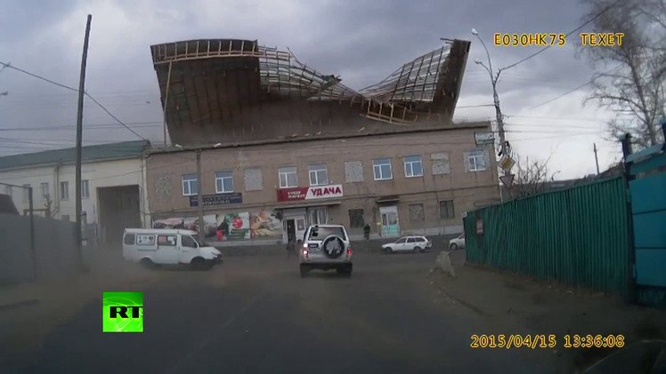 Viento siberiano voltea el techo de un edificio en la ciudad de Chita 