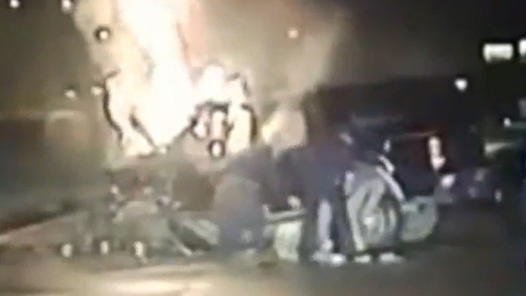 La Policía rescata in extremis a un conductor a punto de ser devorado por el fuego