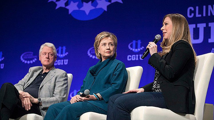 Un libro acusa al matrimonio Clinton de enriquecimiento ilícito con su fundación