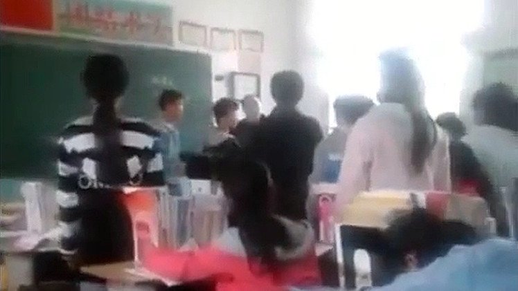 Un maestro agrede brutalmente a una escolar en China 