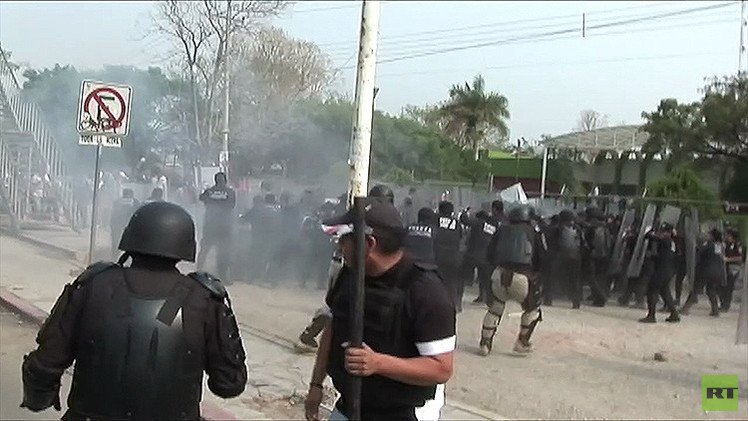 Video: 4 policías resultan heridos en choques con normalistas en Chiapas