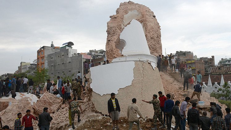 Decenas de personas podrían estar bajo los escombros tras el derrumbe de la Torre Bhimsen