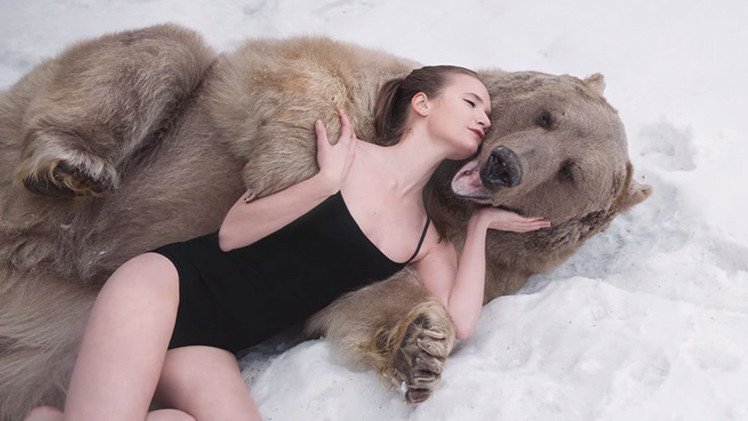 Dos modelos rusas desafían el peligro y posan con un oso pardo gigante