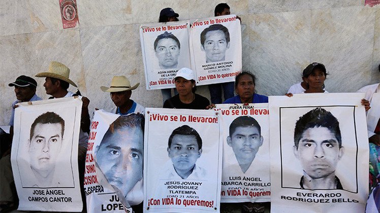 Video: Disconformes con la causa de los 43 normalistas destrozan un Congreso local