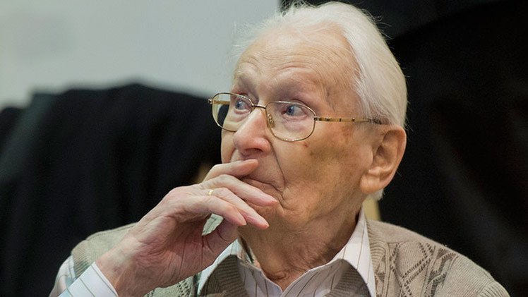 Sobreviviente del Holocausto explica por qué estrechó la mano del 'contable de Auschwitz'
