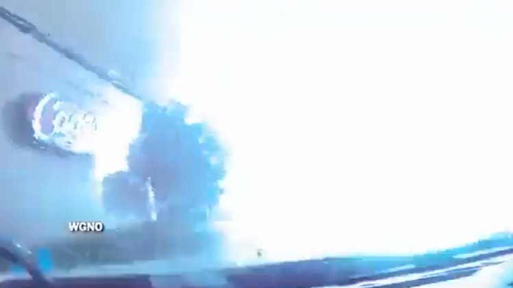 Tren cae desde un puente a causa de una tormenta y causa graves daños