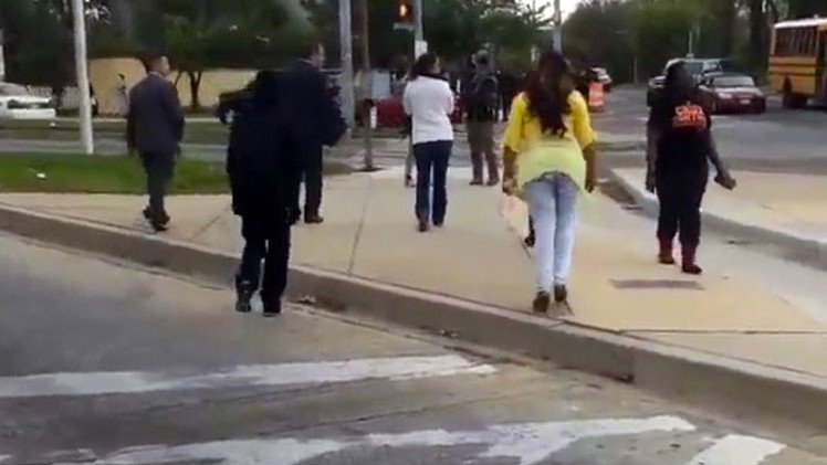 'Madre del año': Una mujer saca a golpes a su hijo de los disturbios de Baltimore (Video, Foto)