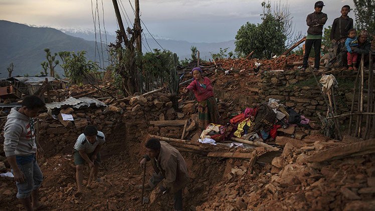 Nepal: Rescatan a una mujer parapléjica que pasó tres días bajo los escombros