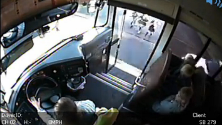 Conductor casi atropella a tres niñas que iban a subir al autobús