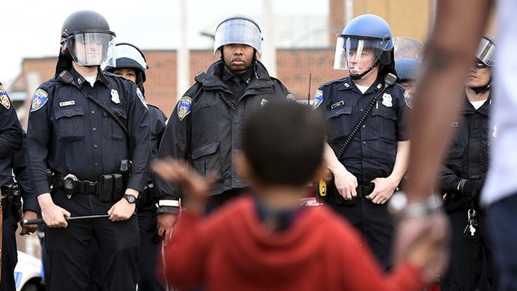 Fotos, videos: La otra cara de los disturbios de Baltimore, ciudadanos valientes defienden la ciudad