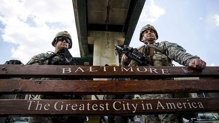 ¿Zona de guerra? Vehículos blindados de la Guardia Nacional patrullan Baltimore