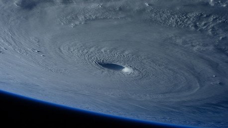 ¿Un agujero negro en la Tierra? El EEI capta imágenes del supertifón que se acerca a Filipinas