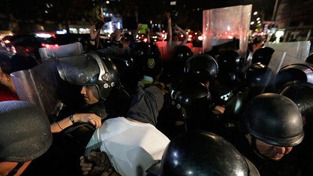 VIDEO: Normalistas obligan a retirarse a la Policía antimotines