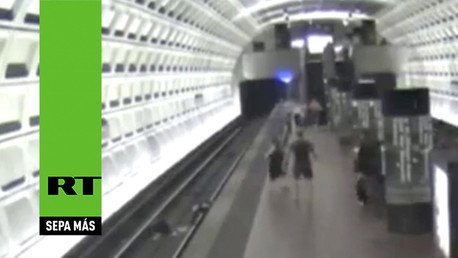 Pasajeros salvan a un hombre en silla de ruedas caído a las vías del metro
