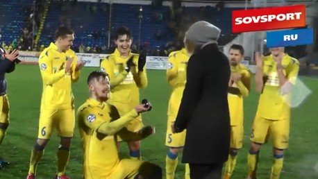 Petición de mano tras el pitido final: Un futbolista ruso le pide matrimonio a su novia en el campo
