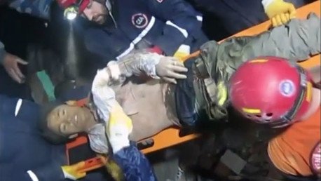 VIDEO: Rescatan a un hombre de los escombros dos días después del terremoto en Nepal