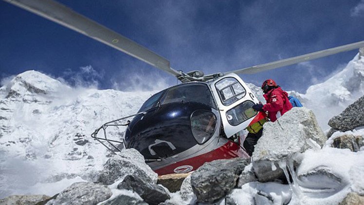 Nepalí muere golpeado por rotor de helicóptero tras lucha entre locales y turistas por ser evacuados