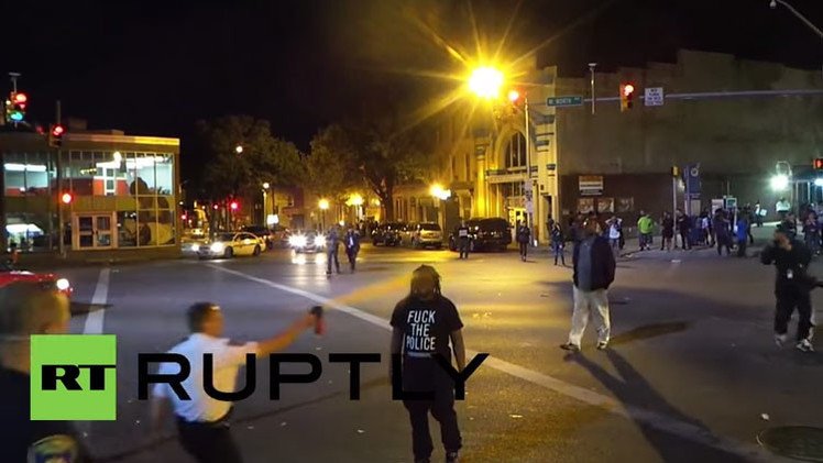Video: Agente en Baltimore esparce gas pimienta a la cara a un hombre solo por acercarse 