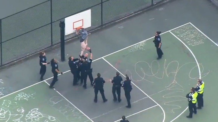 ¿Cuántos policías se necesita para liberar a un joven atrapado en una canasta de baloncesto?