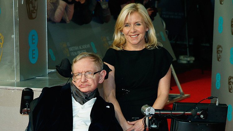 Una broma de una famosa columnista sobre el autismo indigna a la hija de Hawking